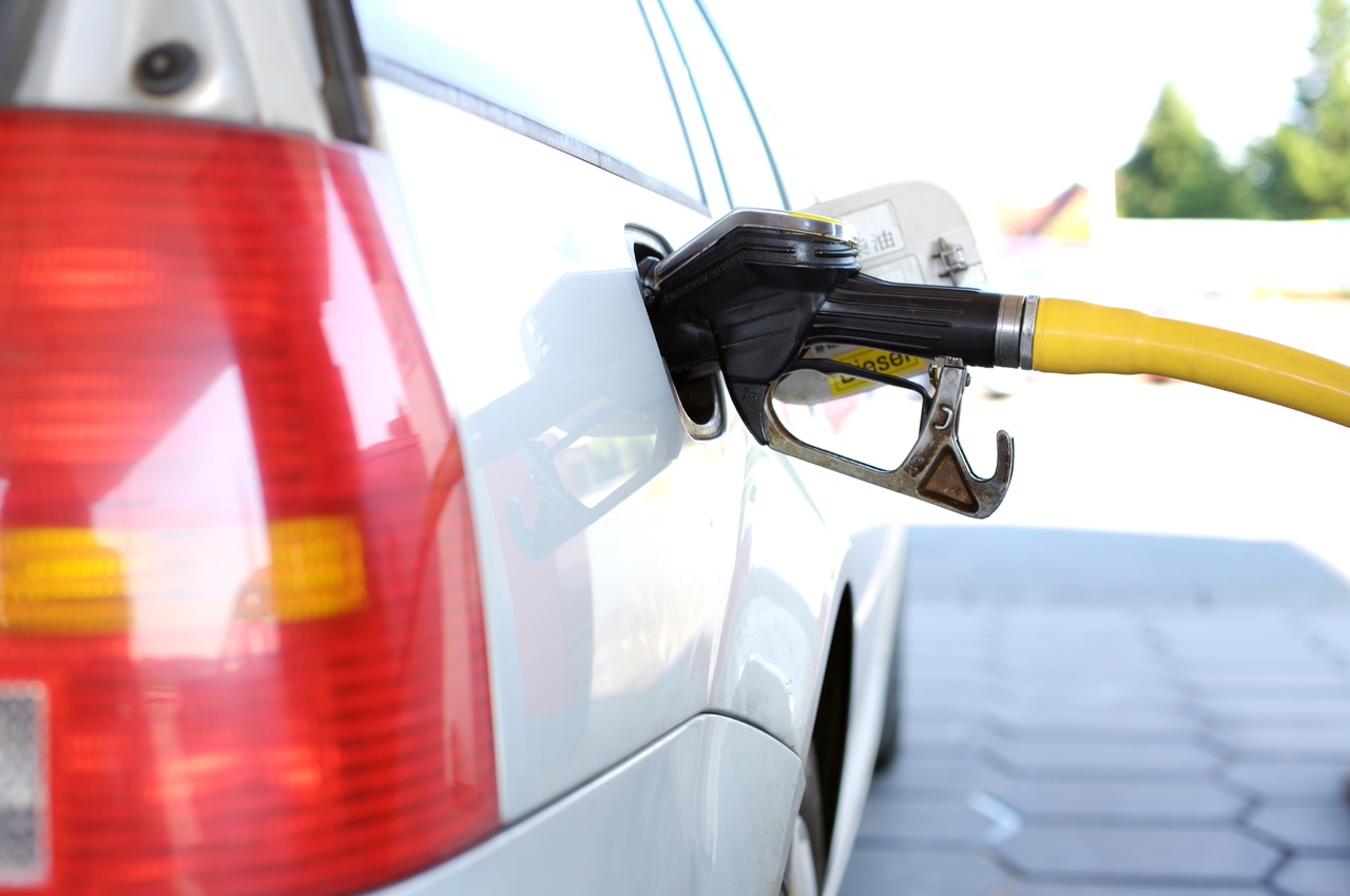 Розничные цены за бензин впервые снизились после двух месяцев роста