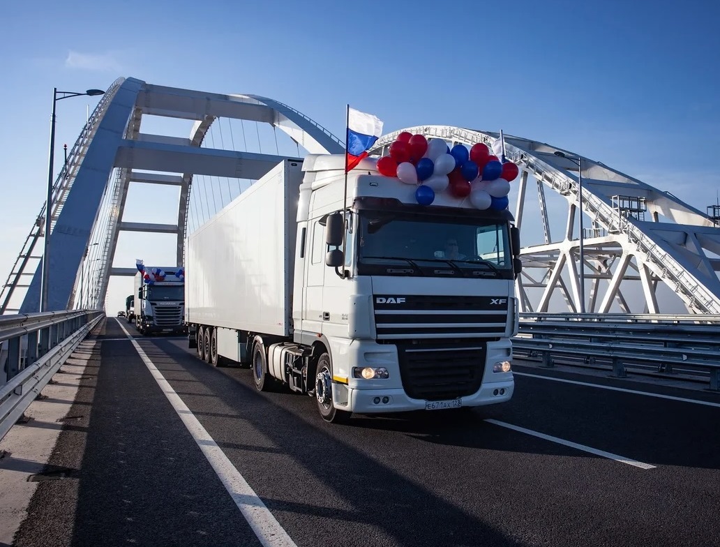 Запуск грузового движения по Крымскому мосту поможет снизить цены в Севастополе