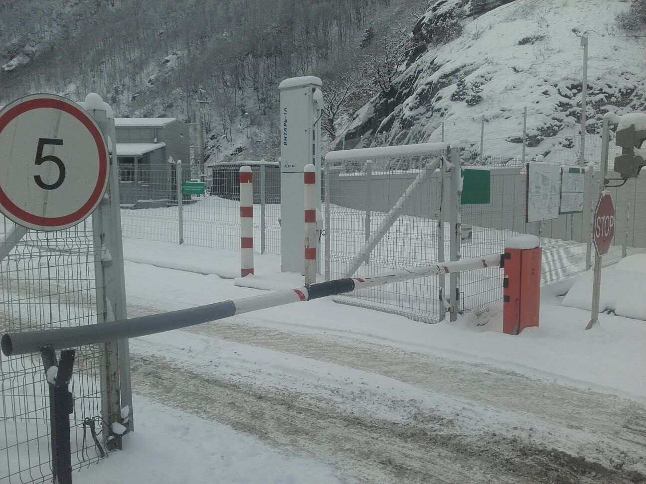 МАПП «Верхний Ларс» на границе с Грузией закрыли для грузовиков