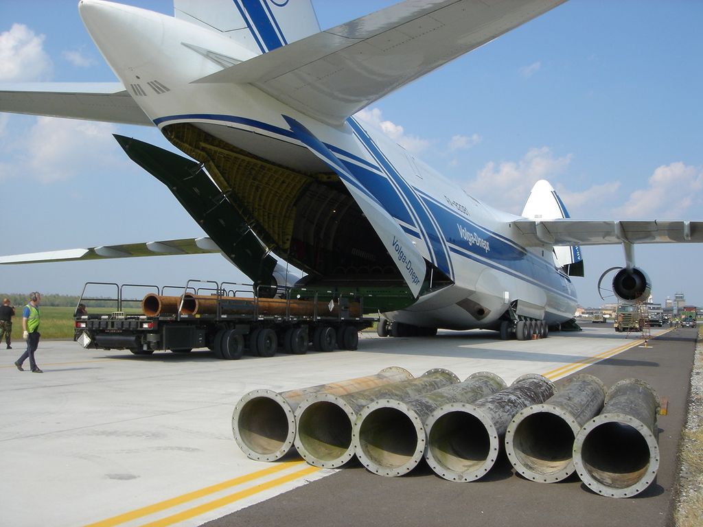 Первые грузовые самолеты. АН-124 шасси.