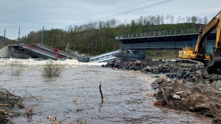 Обрушение моста под Мурманском остановило 46 грузовых поездов
