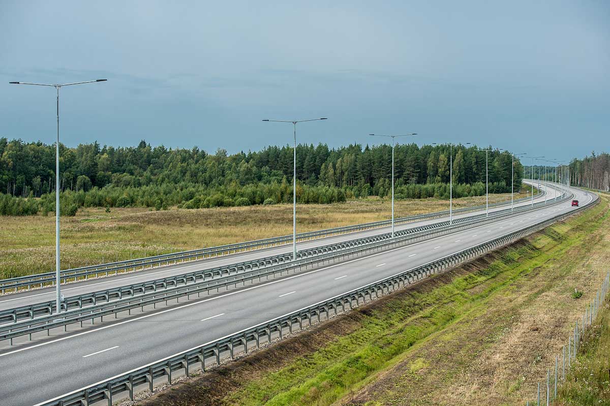 На двух участках трассы М-11 разрешенную скорость поднимут до 130 км/ч