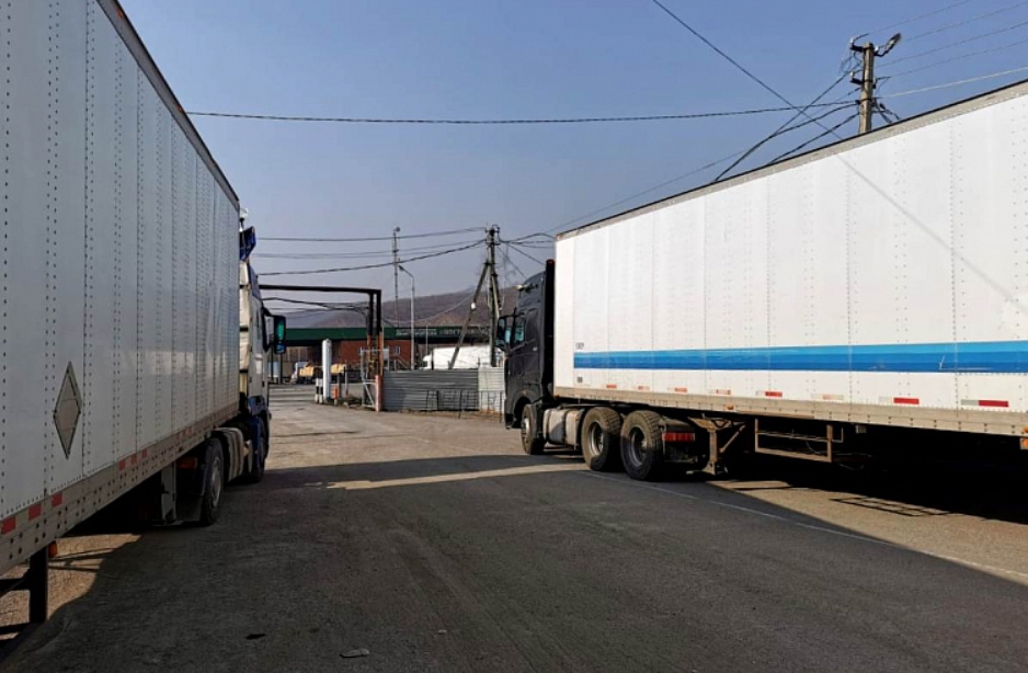 Больше 400 грузовиков на границе: водители отказываются въезжать в Китай