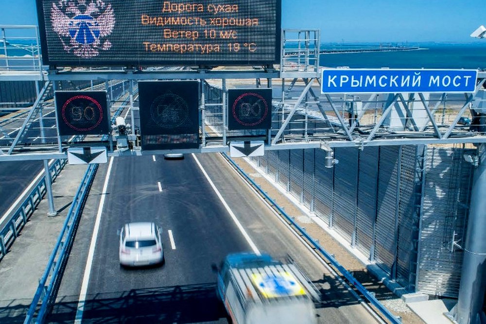 Грузовики поехали по Крымскому мосту, а бензовозы — нет