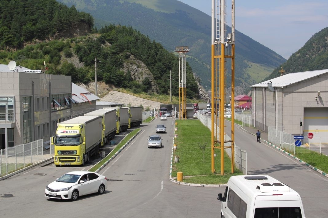 Очередь грузовиков на выезд из Грузии достигает 100 км