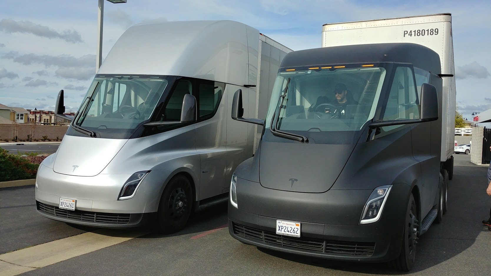 Илон Маск наконец начал поставки грузовика Tesla Semi