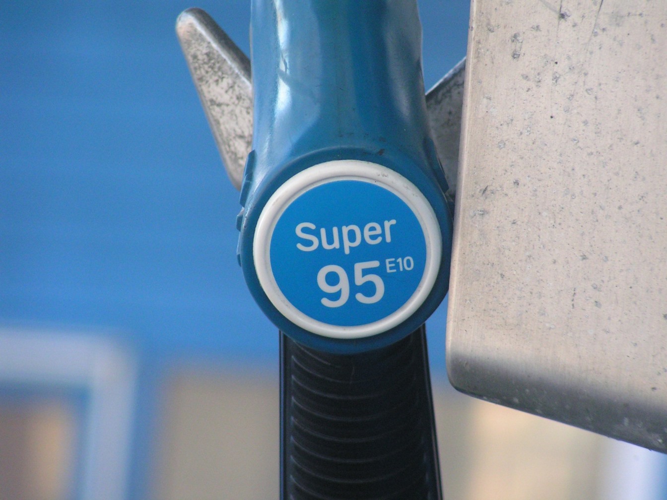 Розничные цены на бензин продолжают расти быстрее инфляции