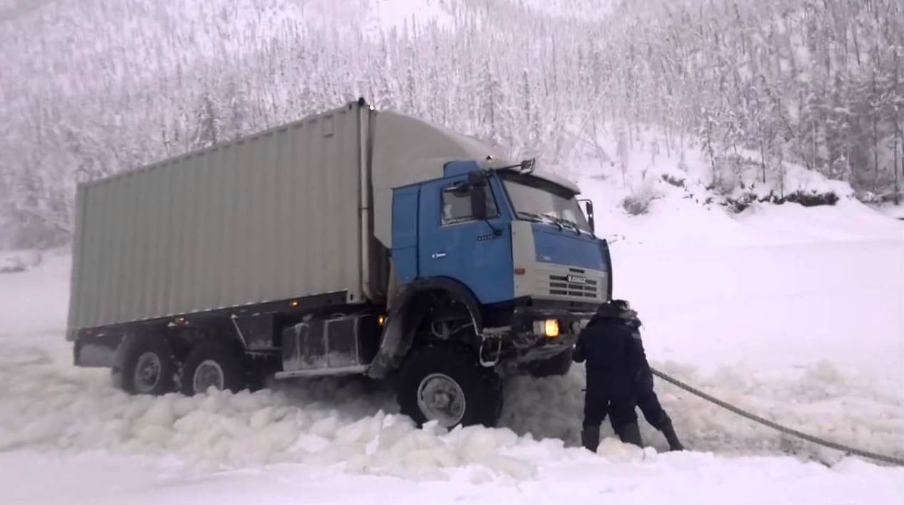 Камаз буксует в снегу