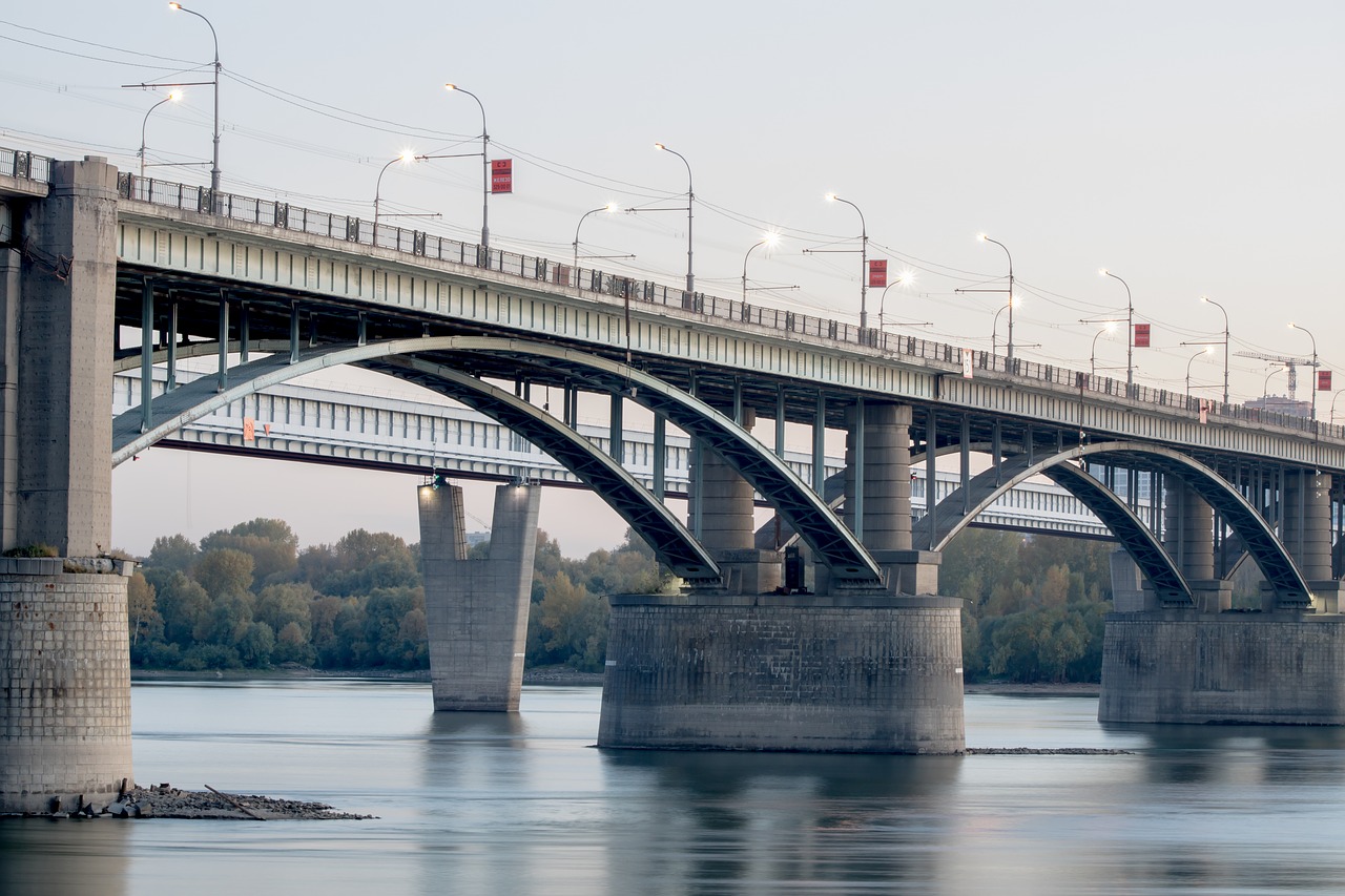 В Новосибирске реконструируют старейший мост через Обь