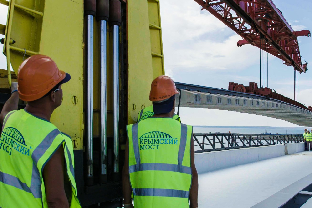 Строители соединили рельсы на железнодорожной части Крымского моста