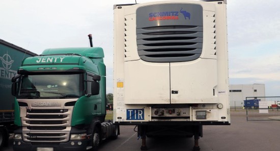 Перецепку и перегрузку на границе Беларуси с ЕС разрешили грузовикам из РБ и РФ
