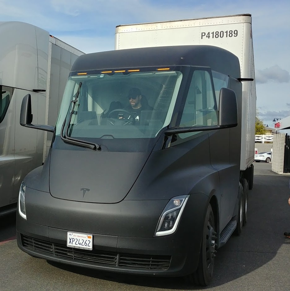 Илон Маск наконец начал поставки грузовика Tesla Semi