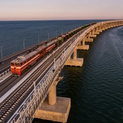 Крымский мост открыли для грузовых поездов