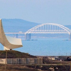 На Крымском мосту организуют пункты проверки автотранспорта, регион вводит карантин
