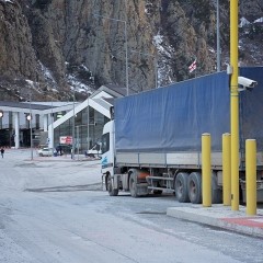 На границе России с Грузией образовалась огромная очередь из грузовиков