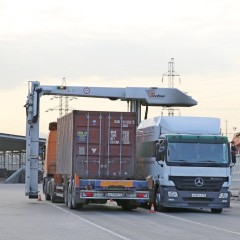 Грузовики с продуктами освободили от весогабаритного контроля на границе
