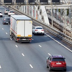 Транзитным грузовикам на год запретили въезд на МКАД